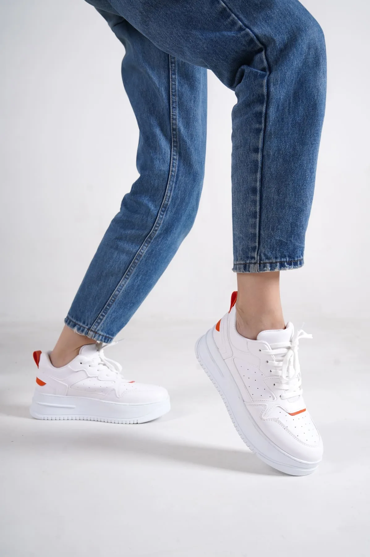 ALESSİ Bağcıklı Ortopedik Taban Kadın Sneaker - Beyaz/Turuncu