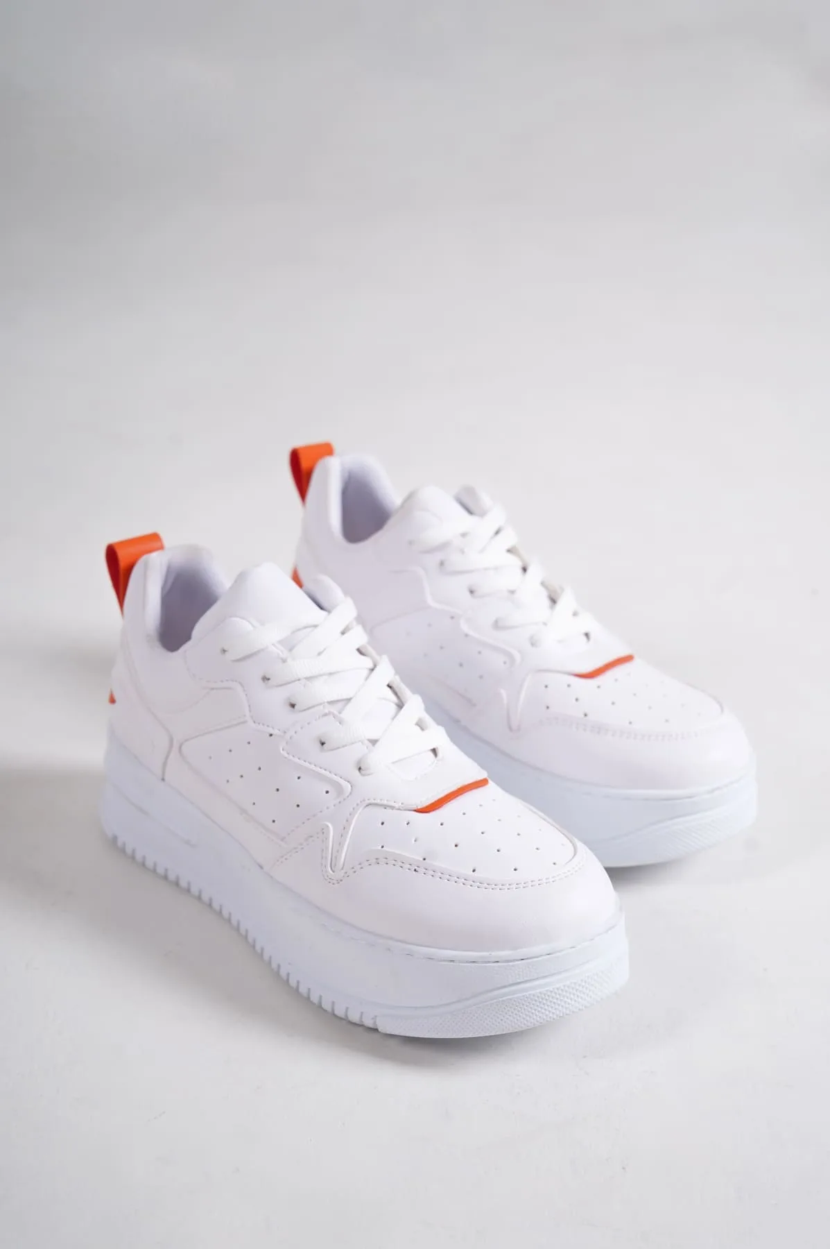 ALESSİ Bağcıklı Ortopedik Taban Kadın Sneaker - Beyaz/Turuncu