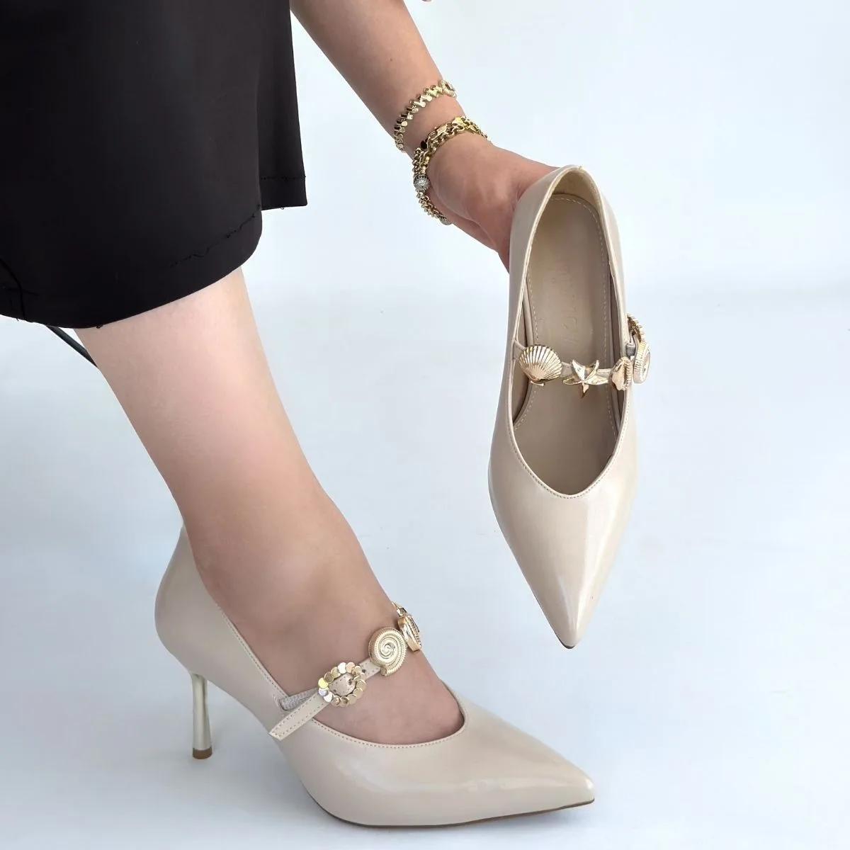 Conne Bej Cilt Stiletto Ayakkabı Altın Detaylı 8 cm Topuk